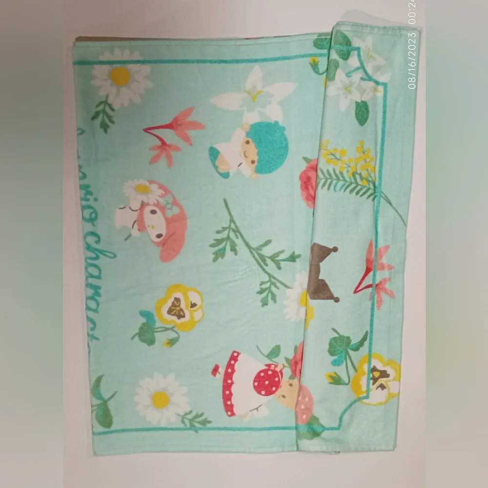 Floral sanrio characters bath towel